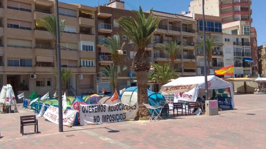 Acampada policial, ya instalada en la Plaza de las Comunidades, en la zona del Puerto.