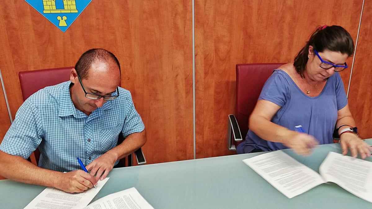 El club i l’Ajuntament de Palamós signen l’acord per a l’ús de l’estadi  | AJUNTAMENT DE PALAMÓS