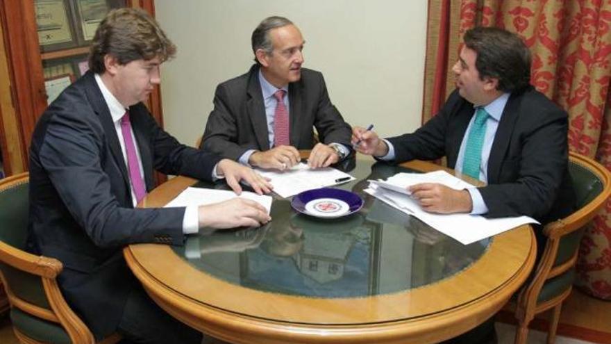 Enrique Losada (en el centro), ayer, durante la reunión con Carlos Calvelo y Carlos Negreira. / l. o.