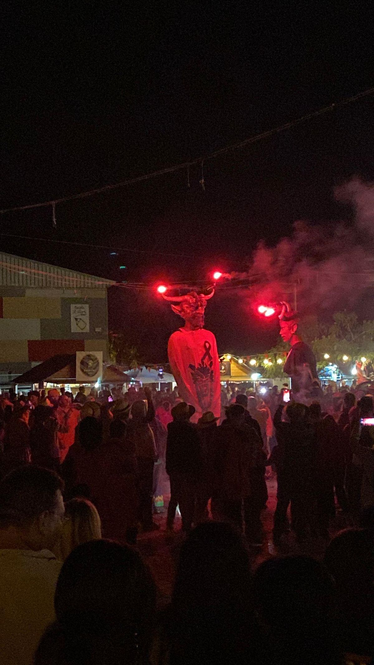 Ballada dels gegants diables al final del correfoc
