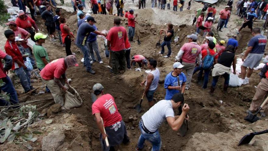 Equipos de rescate buscan supervivientes en la zona.