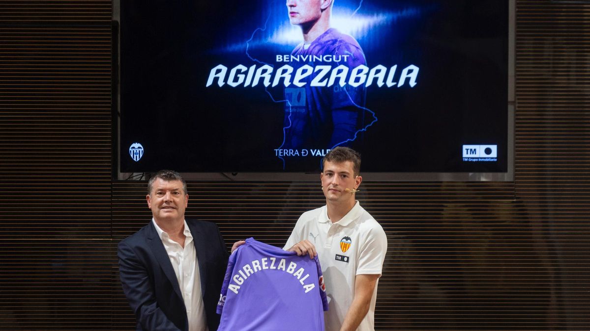 Presentación de Julen Agirrezabala, nuevo portero del Valencia CF, en Mestalla
