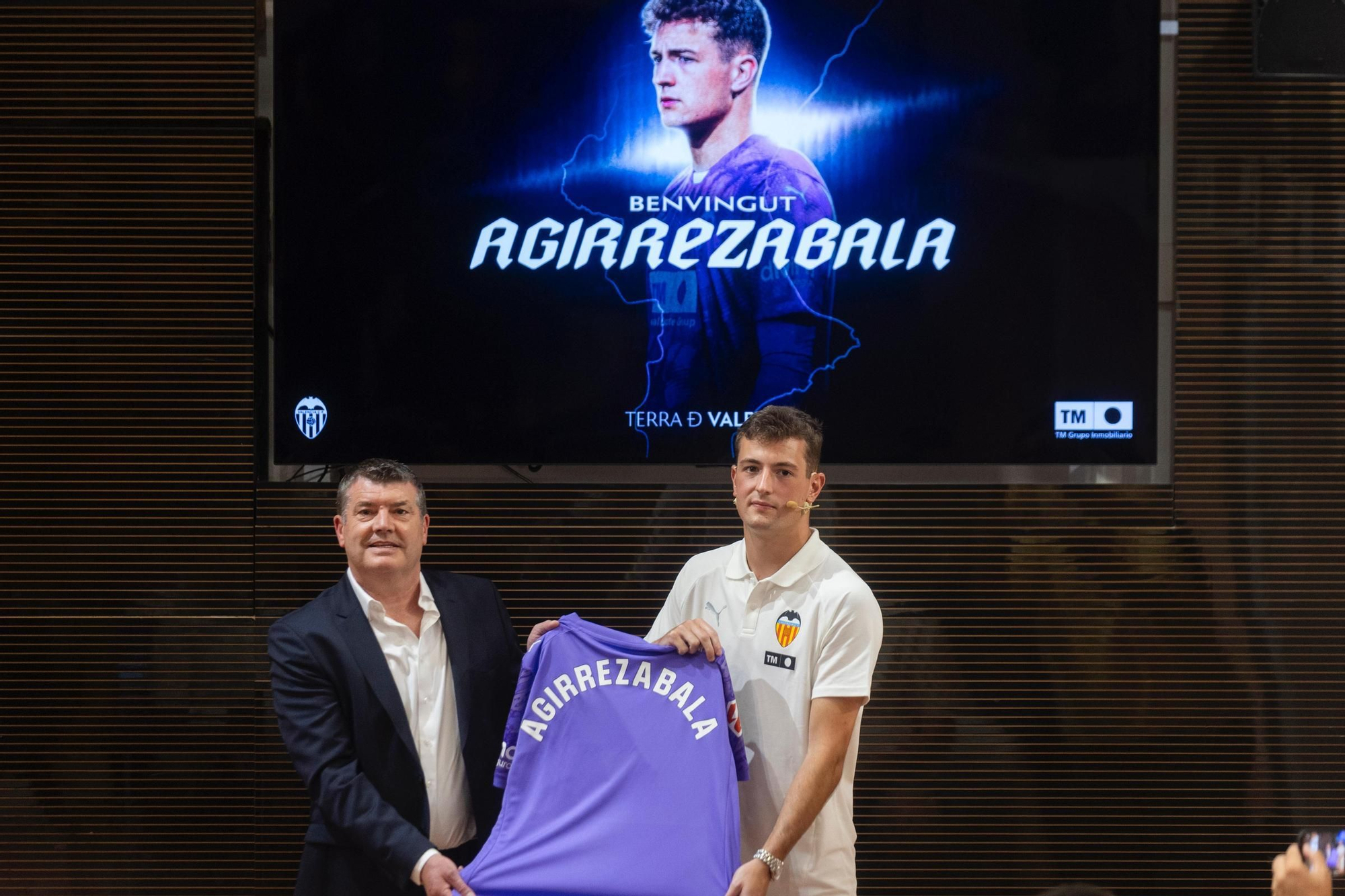 Presentación de Julen Agirrezabala, nuevo portero del Valencia CF, en Mestalla