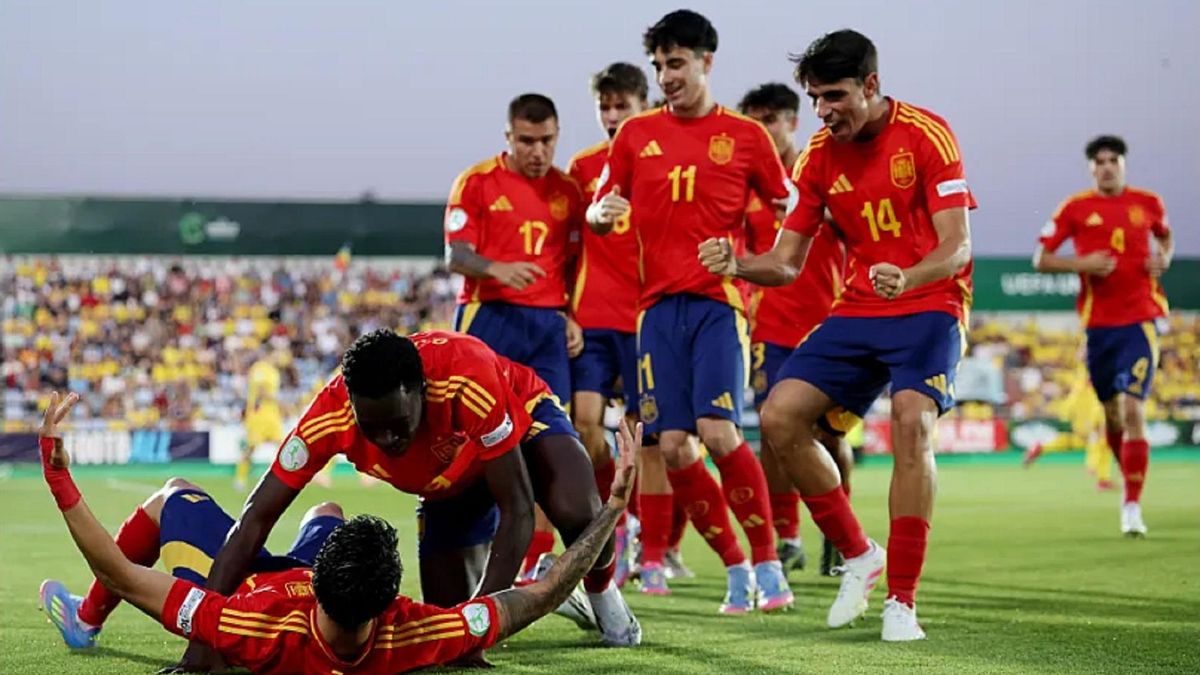 Izan Merino celebra el gol de Antoñito Cordero.