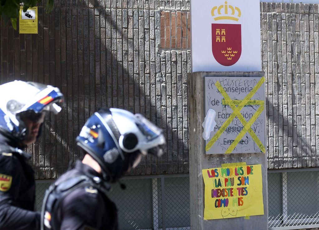 Todas las imágenes de la protesta por la Ebau y las cargas policiales junto a la Consejería de Educación