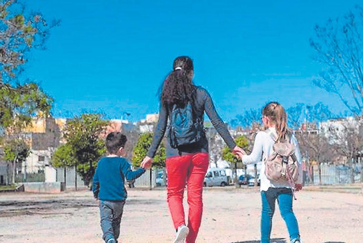 Una mare a càrrec de dos fills en una imatge d’arxiu.