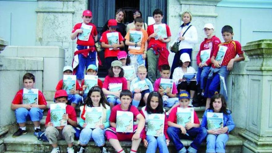 Los alumnos participantes, en la escalinata del Museo de la Emigración de Colombres.