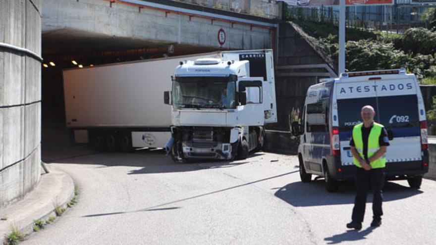 El camión accidentado bloquea la salida del túnel de Isaac Peral. // NICK