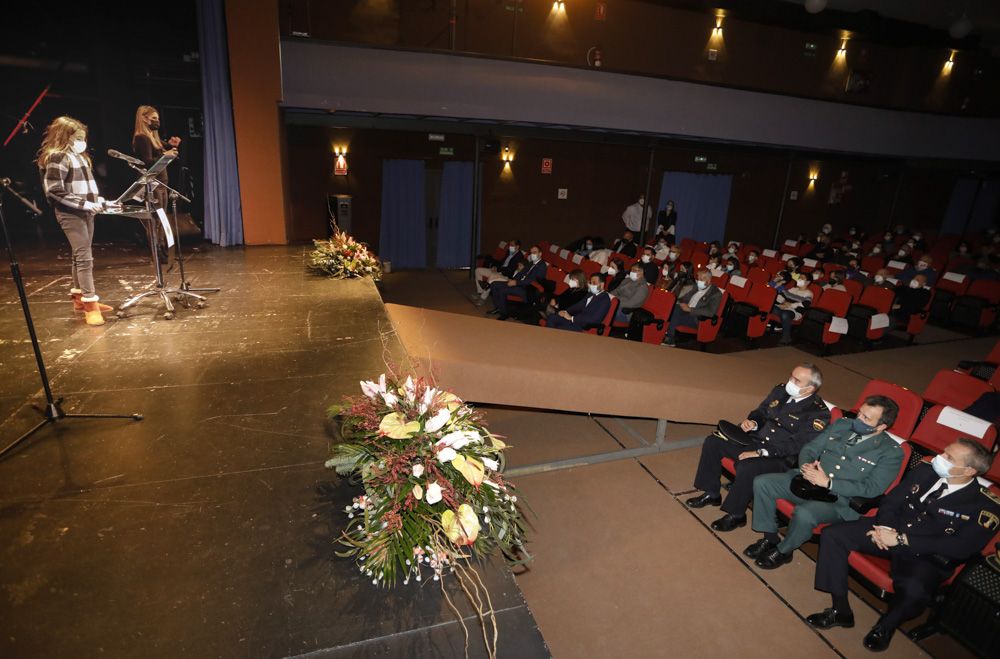 Alumnos de primaria leen artículos de la Constitución, en la casa de cultura del Port de Sagunt.