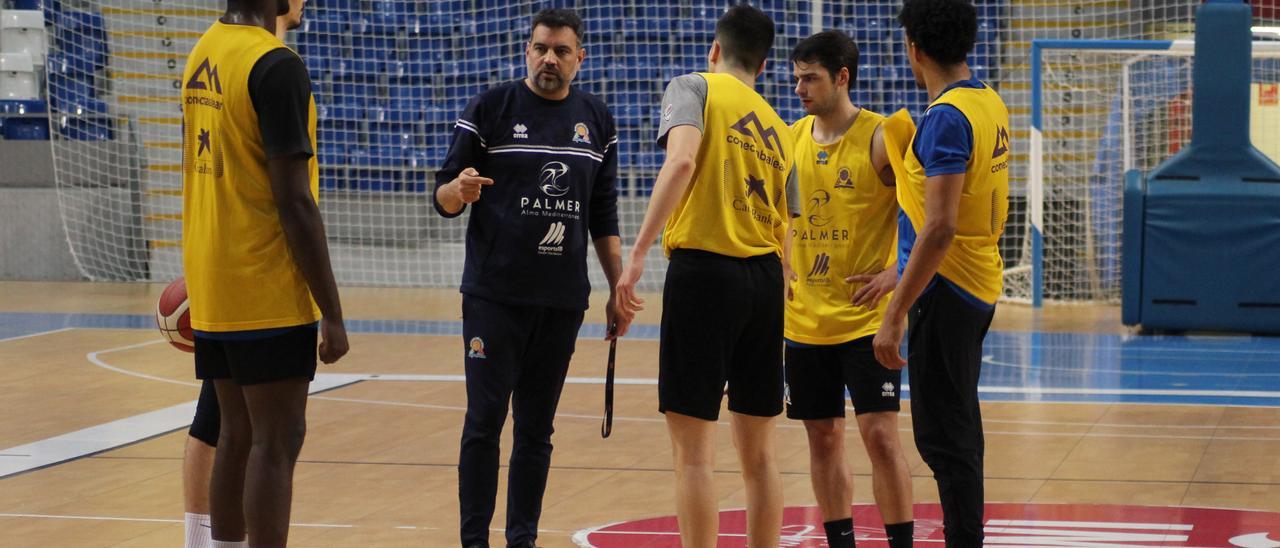 Álex Pérez conversa con sus jugadores durante un entrenamiento del Palmer Palma.