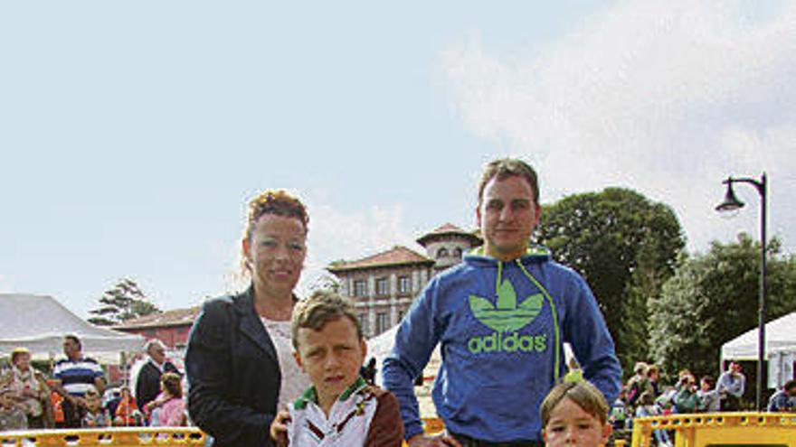 José Antonio Alcaraz y Carolina Calleja, con sus hijos Daniel y Mario.