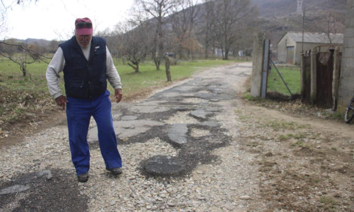 Los vecinos de Ribadelago reclaman el arreglo del camino al cementerio ...