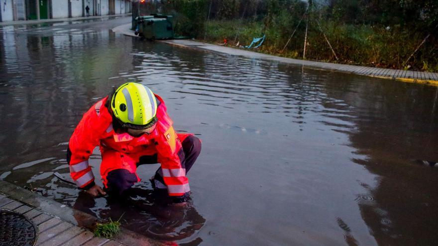 El temporal del pasado fin de año inundó varias calles de Vilagarcía próximas al río de O Con. |   // IÑAKI ABELLA