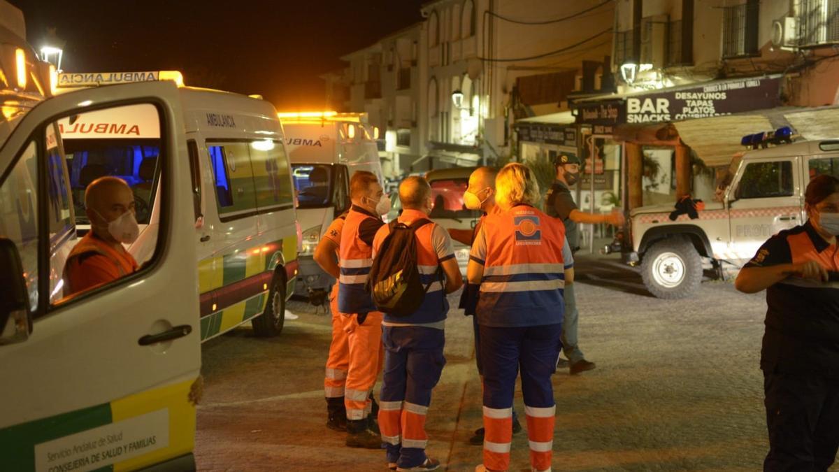 Una imagen del operativo que lleva a cabo el desalojo de Jubrique. Una imagen del operativo que lleva a cabo el desalojo de Jubrique.