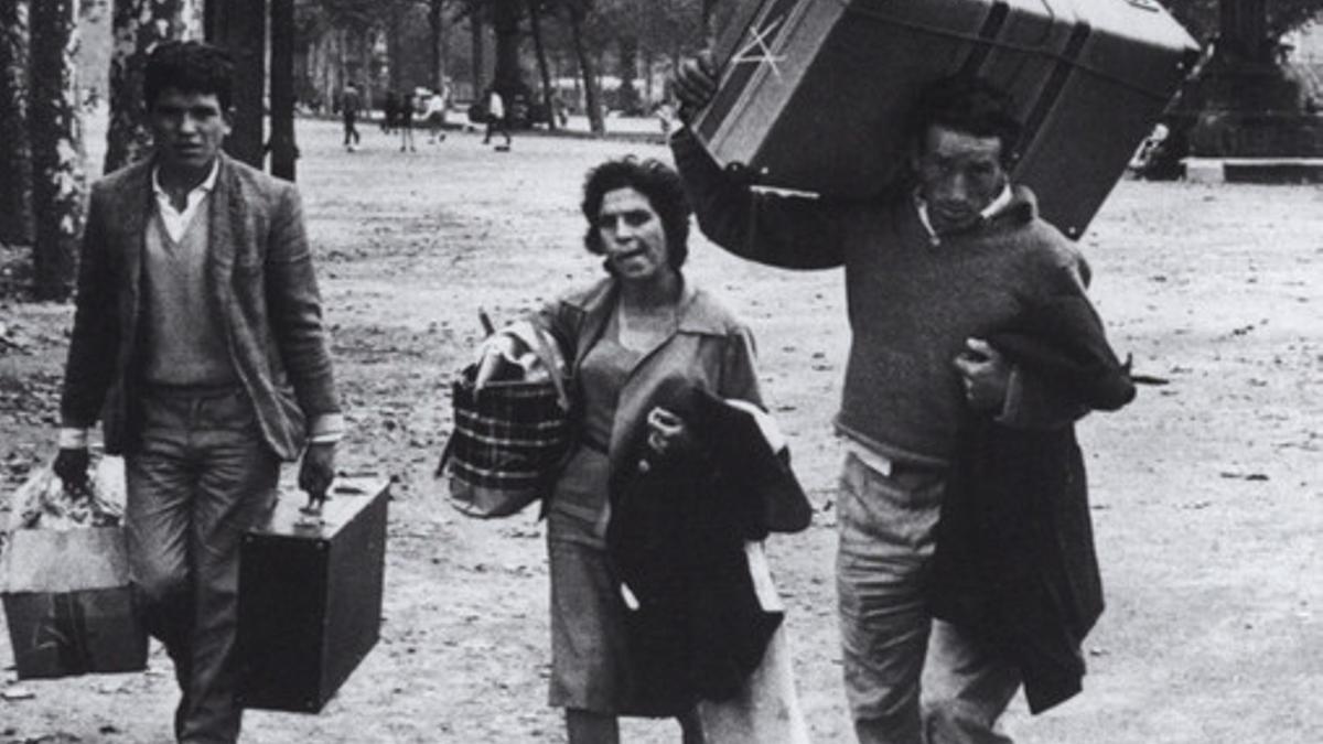 Varios inmigrantes recién llegados a Barcelona en 1962, en una de las fotografías más conocidas de Miserachs.