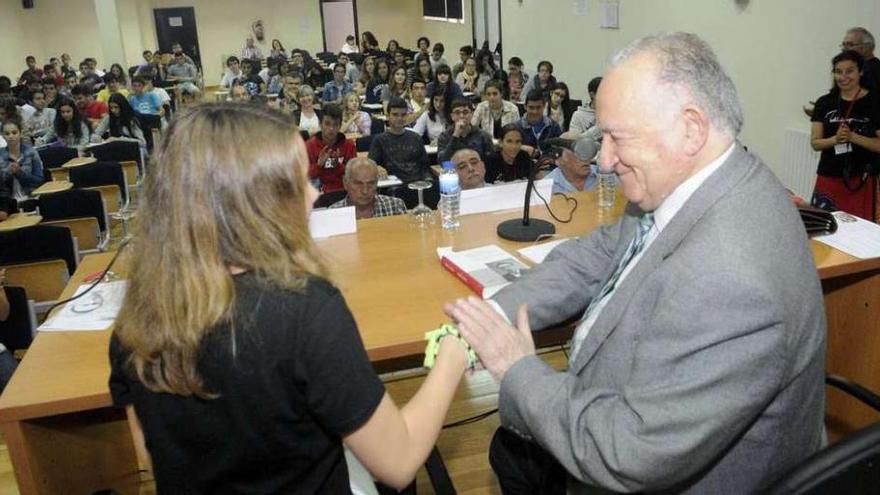 Alonso Montero y la alumna que presentó su conferencia en el IEs Bouza Brey.