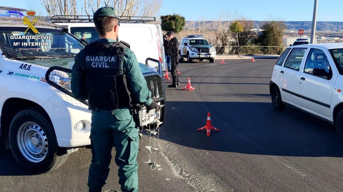Imagen de archivo de un agente de la Guardia Civil durante un operativo.