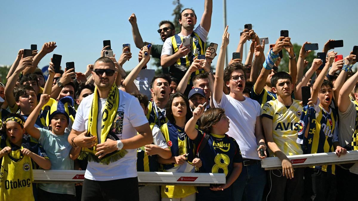 Seguidores del Fenerbahçe esperan en el aeropuerto la llegada de José Mourinho como su nuevo entrenador.