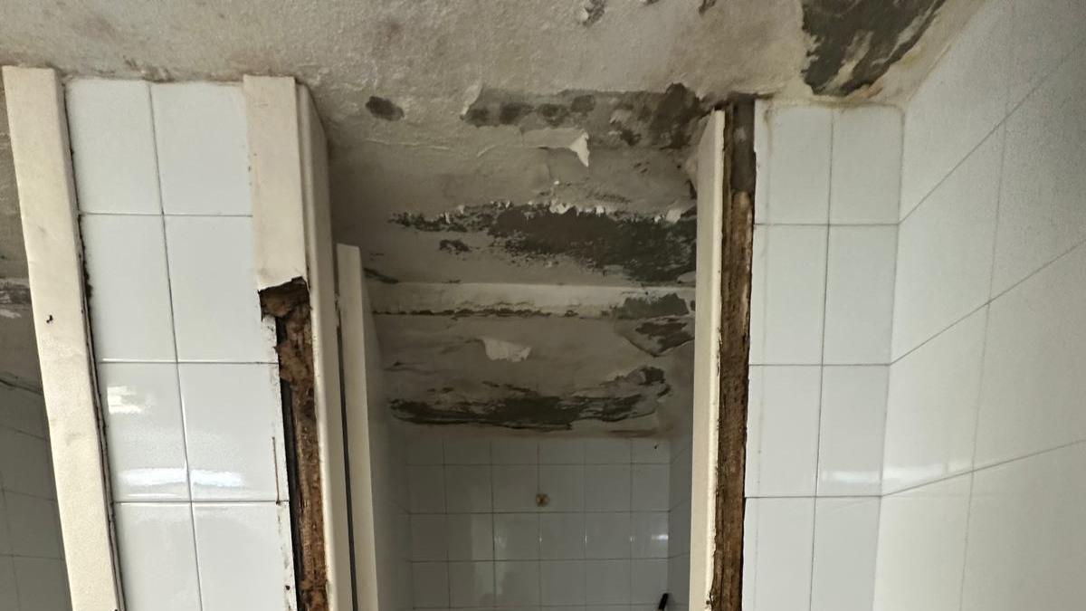 Estado en el que se encontraba una de las dependencias del Coliseo Noela antes de la reforma.