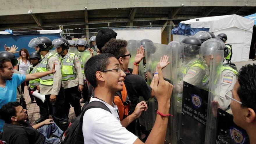 Estudiantes antichavistas protestan ante la Policía en Caracas.