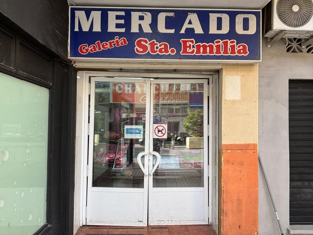 Entrada del histórico mercado de Santa Emilia.