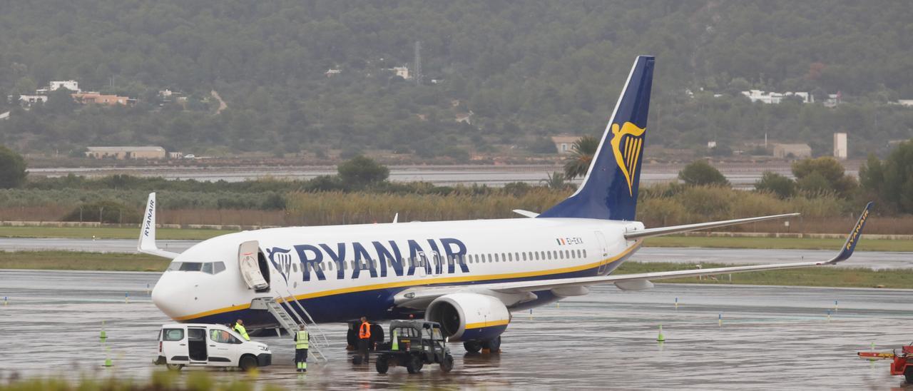 Imagen de archivo de un avión de Ryanair en el aeropuerto de Ibiza.