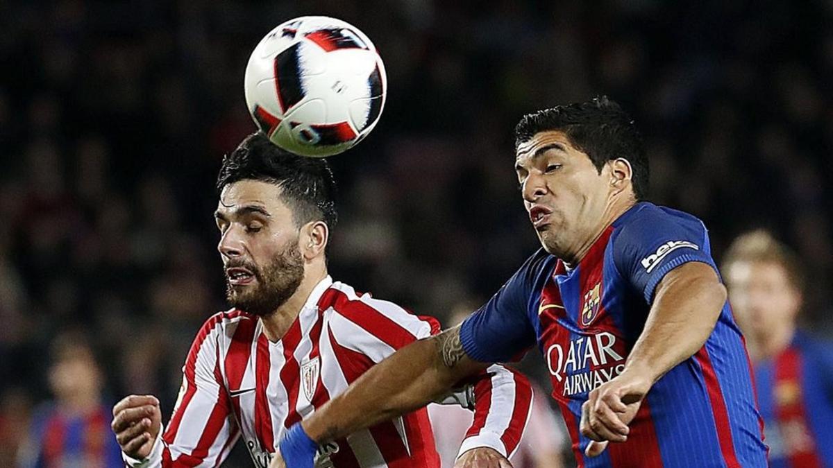 Suárez lucha por un balón, en un momento del partido contra el Athletic.