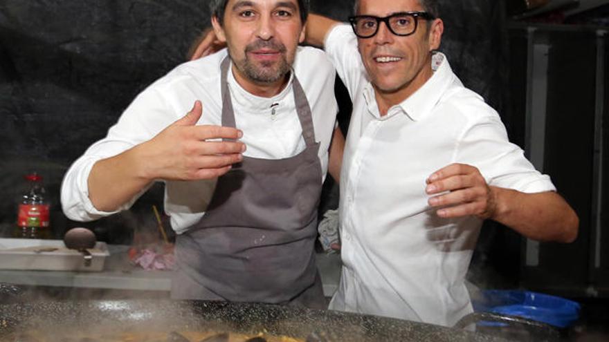 Javier Olleros e Iván Ferreiro, con la paella servida anoche. // Muñiz