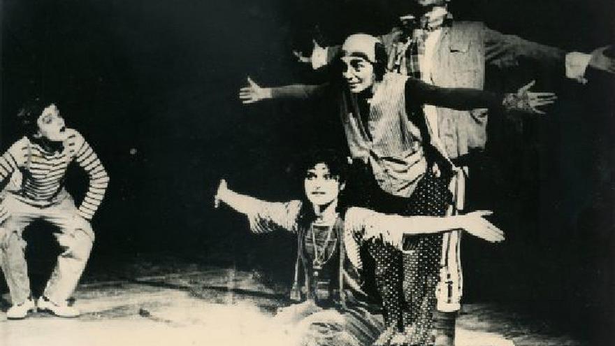 Loli Pais, Paco Ruibal, Conchi Paz e Marga Macías nunha representación teatral datada no ano 1981. // Arquivo Mario Corredoira