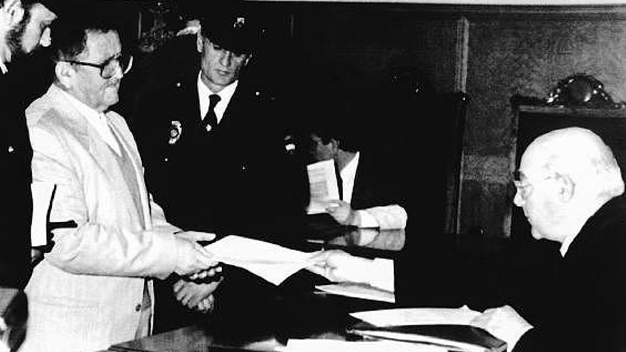 A la izquierda, Antonio Izquierdo, en 1994, recogiendo su condena en la Audiencia de Badajoz.
