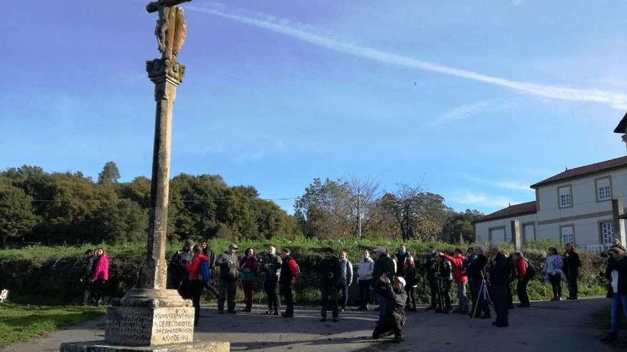 Un alto no camiño para contemplar o cruceiro de Madriñán.