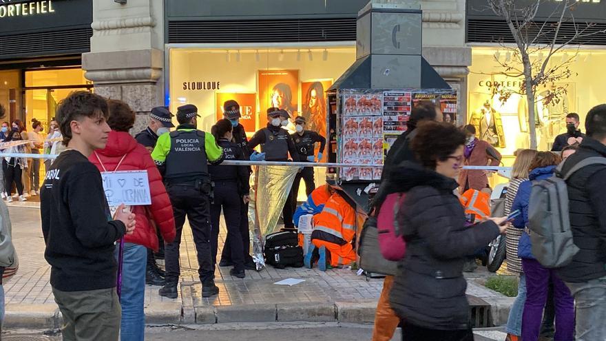 Un equipo médico asiste al hombre frente a la Estación del Norte.