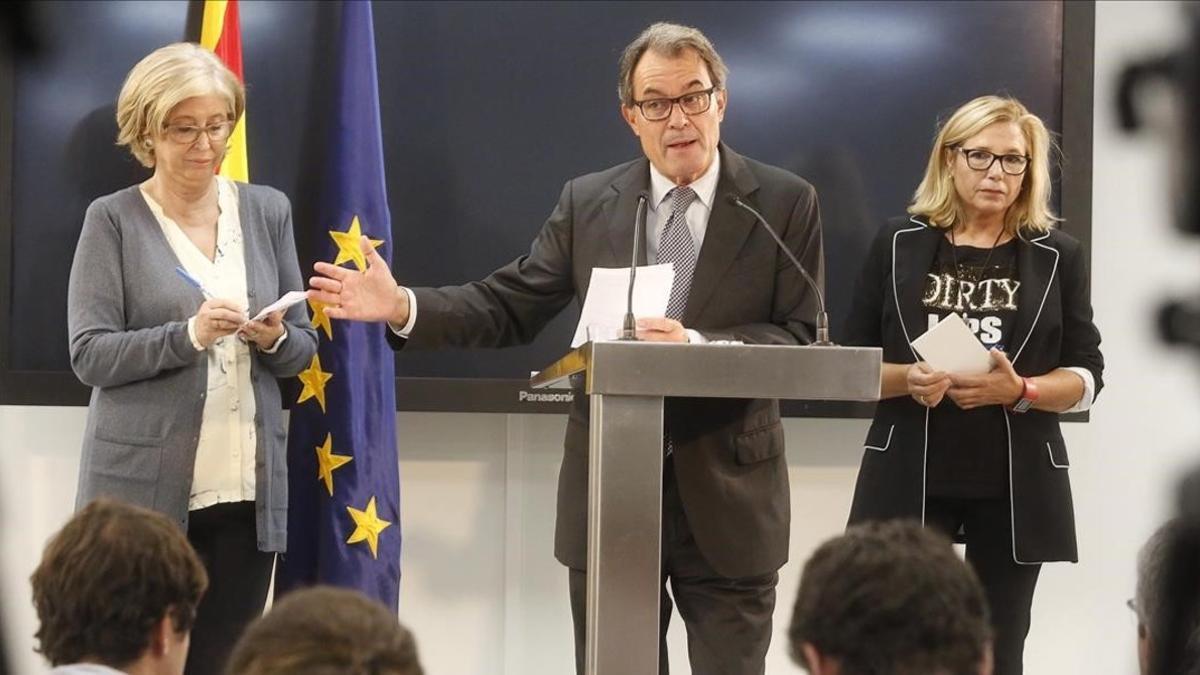 expresidente-generalitat-artur-mas-rueda-prensa-junto-exconsellera-irene-rigau-izquierda-exvicepresidenta-joana-ortega-este-lunes-octubre-1475512364930