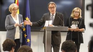 El expresidente de la Generalitat, Artur Mas, en rueda de prensa junto a la ’exconsellera’ Irene Rigau y la exvicepresidenta Joana Ortega.