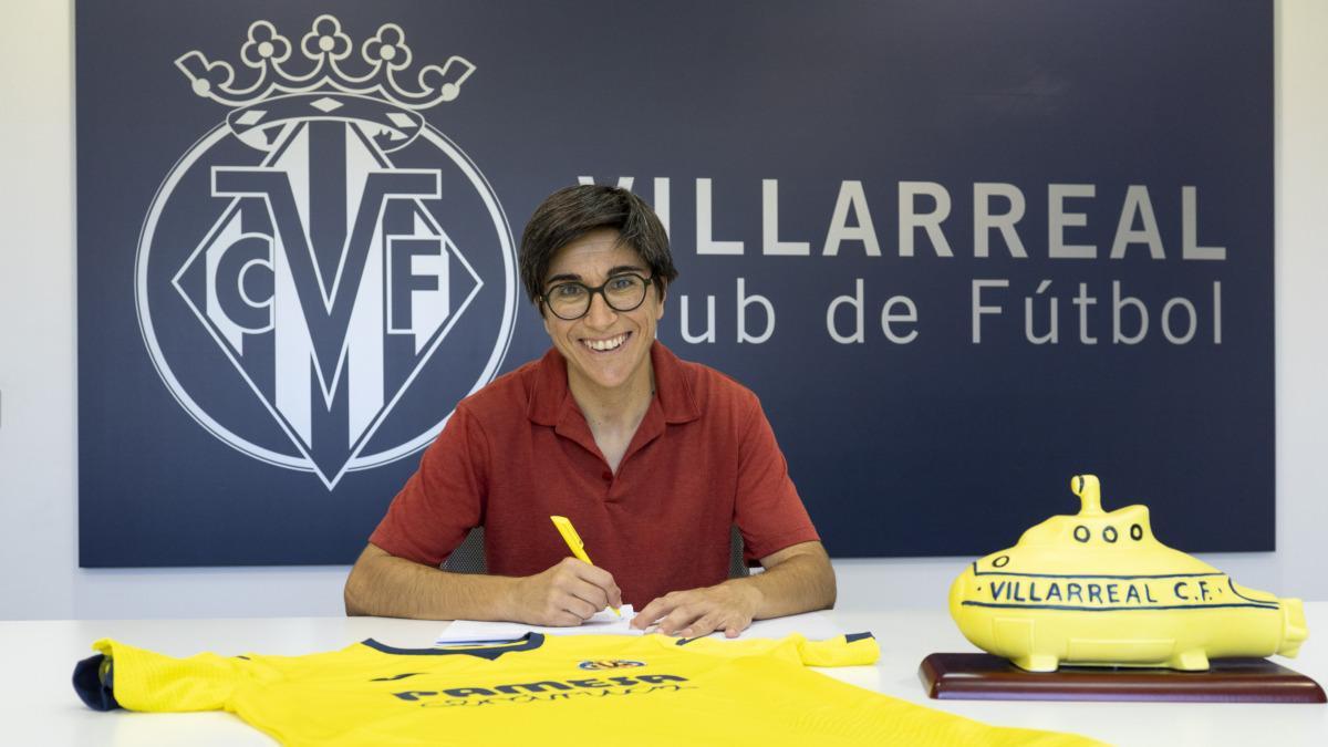 Sara Monforte firmando su renovación con el Villarreal Femenino.