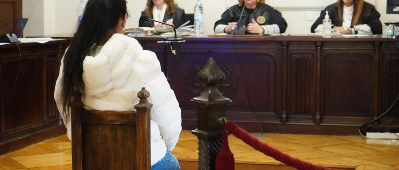 Una de las procesadas, la madre, testifica en el juicio de la Audiencia.
