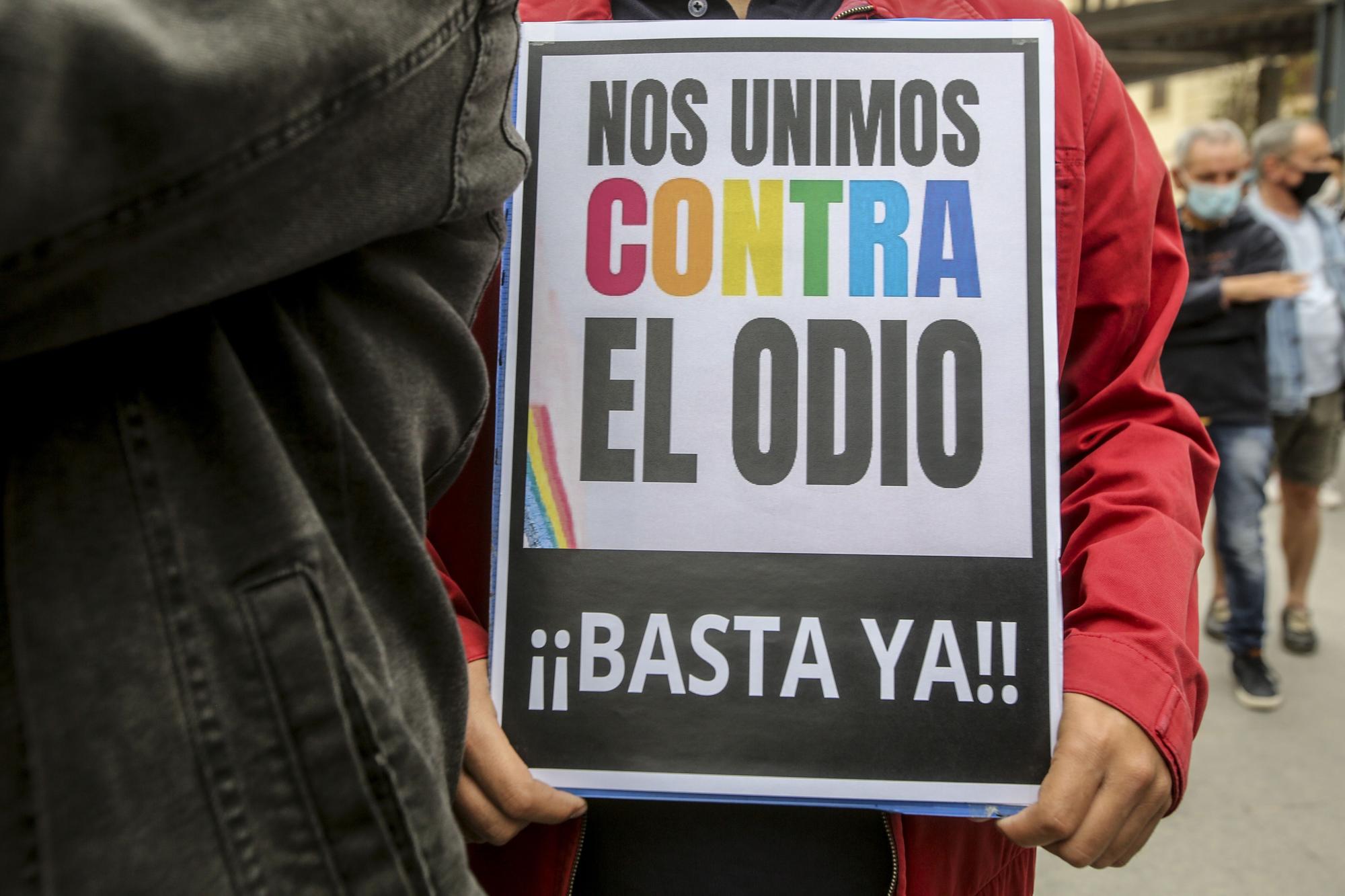 Concentración en contra de la agresión homófoba en el monte Tossal de Alicante