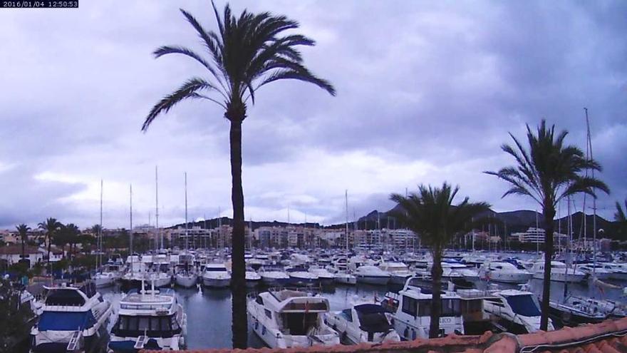 Dunkle Wolken am Montagmittag (4.1.) über Port d&#039;Alcúdia