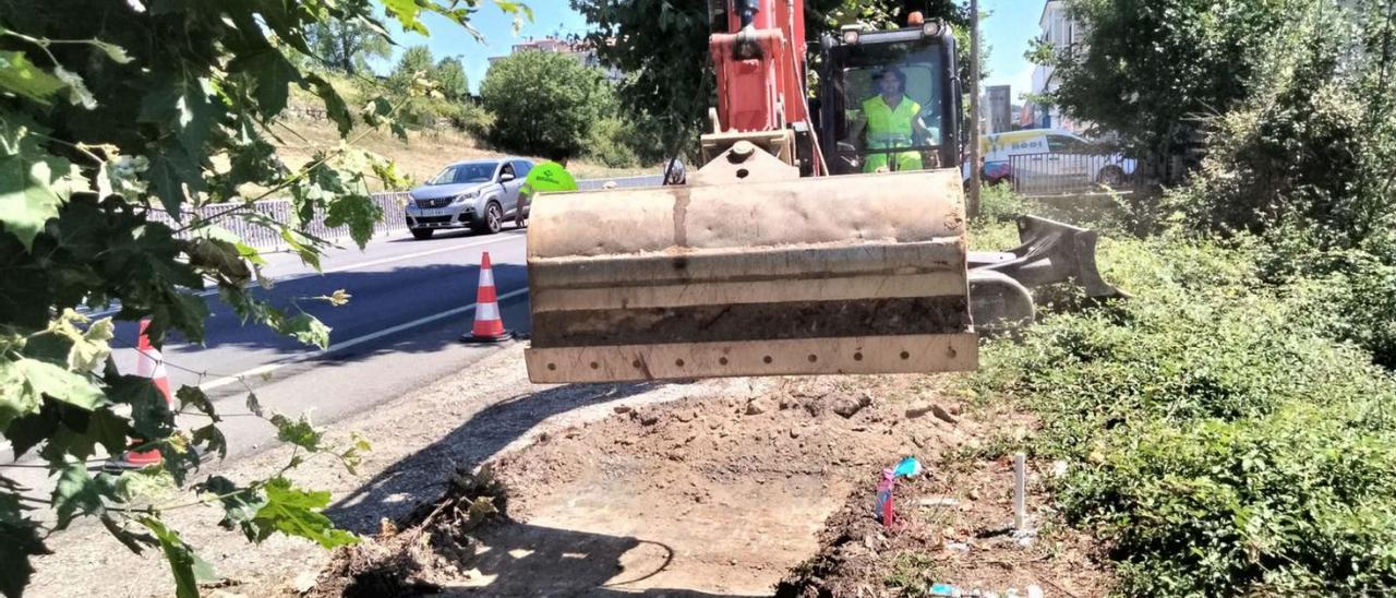 Inicio de los trabajos en la senda de la OU-105, en Ponte Sevilla. |   // FDV