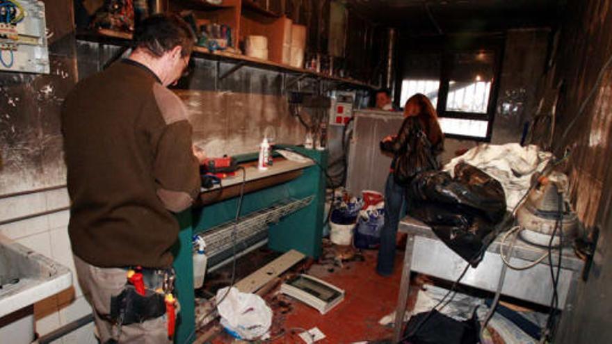Un fuego de madrugada en un hostal de Torrellano obliga a desalojar a la clientela