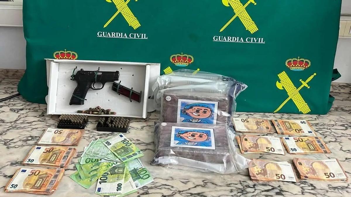 La cocaína, el dinero y el arma incautados por la Guardia Civil lucense
