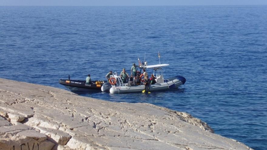 La Punta Plana, una plataforma natural desde la que los bañistas se lanzan al mar