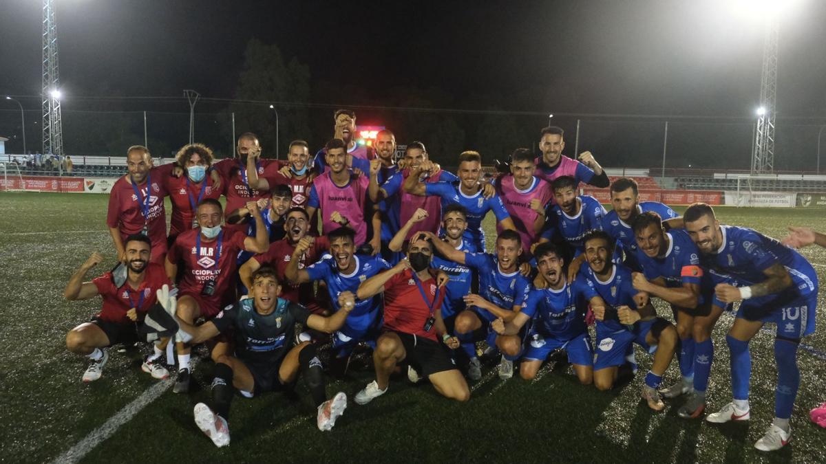 Los jugadores del Xerez CD celebran su victoria ante el Ciudad de Lucena.