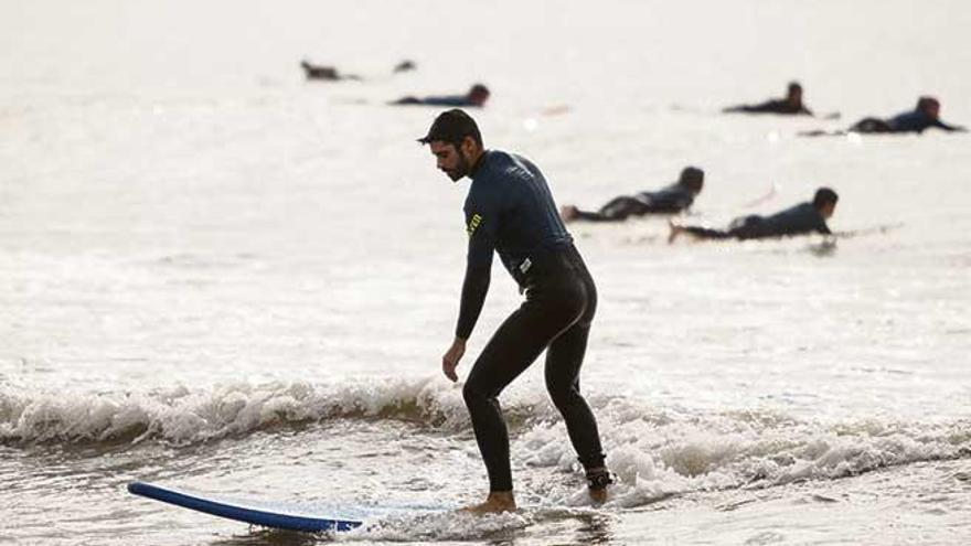 Los surfistas  aprovechan los días con olas.