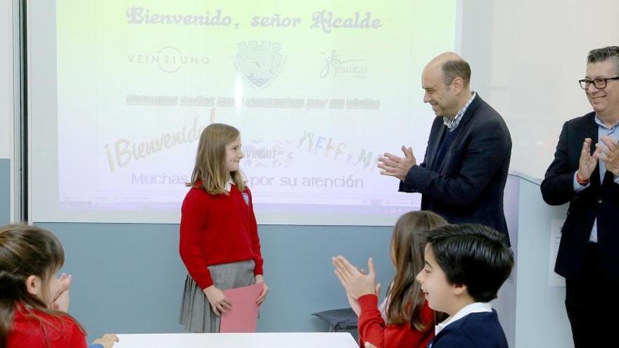 El alcalde y el concejal de Limpieza con la estudiante premiada en Jesuítas