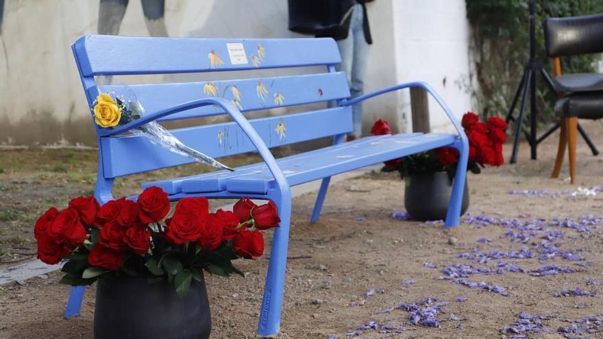 Un banco azul en Orive contra el olvido: Córdoba recuerda a Samuel y María del Carmen, víctimas del accidente de Adamuz, en un emotivo homenaje