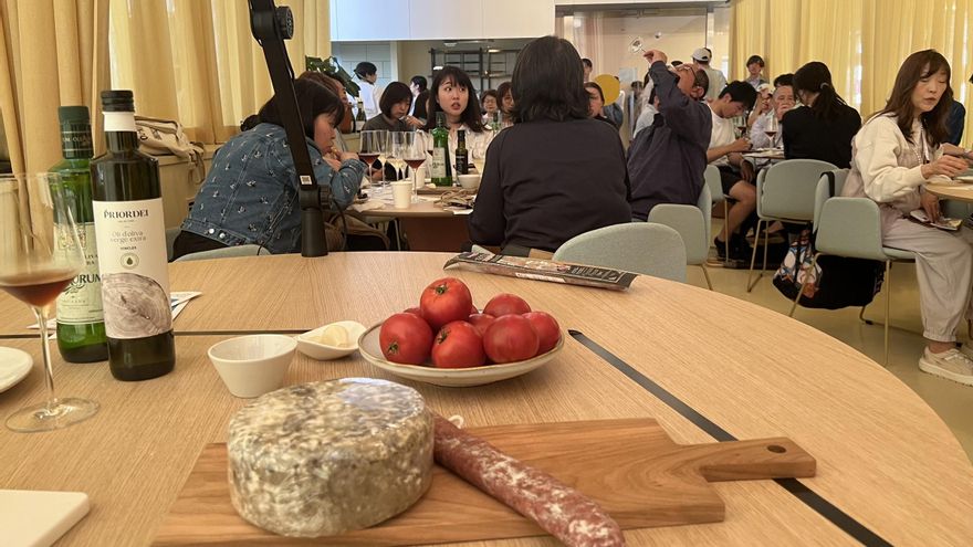 Els visitants japonesos sobre el taller de pa amb tomàquet a Osaka: “És la manera més luxosa de menjar tomàquet del món”