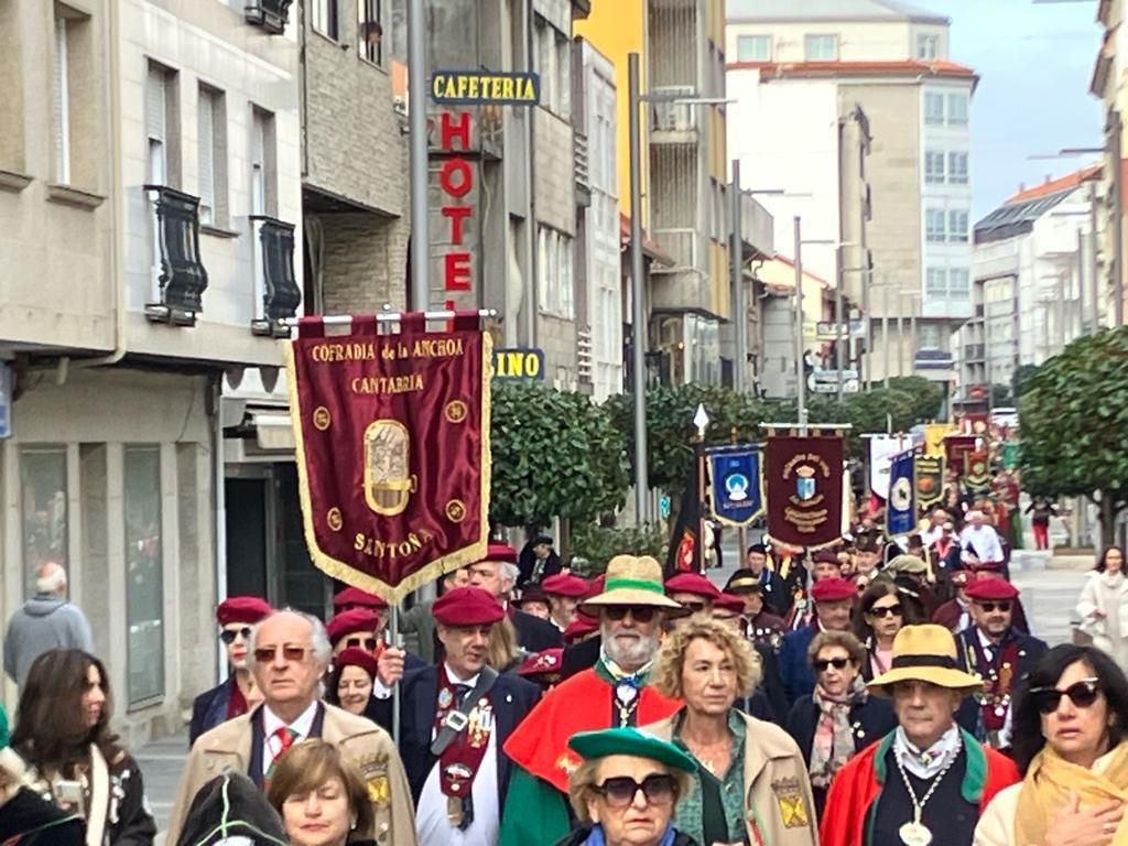 Así desfilaron los cofrades participantes en el XXXI Capítulo da Cofradía do Centolo Larpeiro, en O Grove.