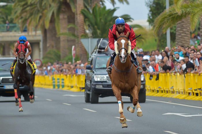 Carrera de caballos con motivo de las fiestas de ...