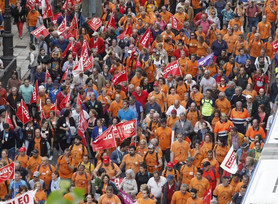 Los trabajadores de Vesuvius marchan a pie desde la fábrica de Riaño hasta la Junta